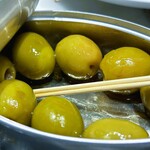 304523977 - スペイン産オリーブの盛り合わせ