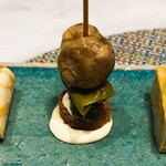 304524025 - ピンチョス盛り（5種） 右から鶏レバーのパテ/スパニッシュオムレツ/マッシュルームとシシトウ/サクラエビとクリームチーズ/ツナとパプリカ