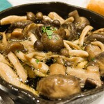 304524098 - いろいろキノコのアヒージョ