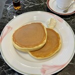 珈琲苑 - ホットケーキにはホイップバターと自家製のシロップが添えられている