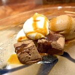 IL TEATRINO DA SALONE - 左上､ホワイトチョコをベースにしたエスプーマという炭酸ガスの生クリームで、中にレンズ豆から作ったあんこが入っています。アプリコットキャラメルジェラート｡仕上げに栗の花の蜜のキャラメルソースを掛けて。