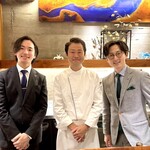 304526137 - 左から　若手のホープ大原さん、世界一の称号を持つ弓削シェフ､サローネグループ統括支配人の西嶋さんです。