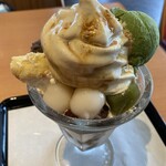 飛鳥彩瑠璃の丘 天極堂テラス - 絶妙メニューのパフェを注文。