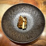 IL TEATRINO DA SALONE - 鰻と仔羊のお料理｡ホワイトアスパラガスより左が､柔らかく煮込んだ仔羊｡右は鰻で､皮面がパリッとして美味しい。マルサラ酒という（今回は甘口）お酒を煮詰めたソースを付けています。