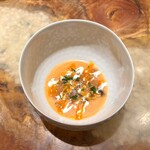 IL TEATRINO DA SALONE - トマトと鰹の冷製スープです。鰹を一度凍らせて鰹節の様に削り､スライスしたものを上にのせています。鰹の藁焼きにマヨネーズを付けて食べるのをイメージして､卵黄ソースと燻製オイルをかけています。