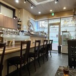 珈琲苑 - テーブル席から見た店内の風景