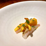 IL TEATRINO DA SALONE - フレッシュで濃厚な甘エビに、エビとリコッタチーズのソースを合わせて海老味噌の様な形で上にのせています。完熟のマンゴーとピーナッツの豆もやしと､爽やかな香りのマジョラムを添えて。