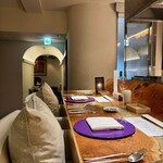 IL TEATRINO DA SALONE - カウンターとその奥はテーブル席｡個室は誰にも会わずに入出店出来るので、お忍び利用ありとか…