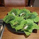 焼肉うしごろ - 期間限定の特選サーロインを包むサンチュ、大葉、葉唐辛子、アスパラガスのピクルスです。