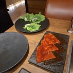 焼肉うしごろ - 期間限定の特選サーロインと焼肉に包むサンチュ、大葉、葉唐辛子、アスパラガスのピクルスの残り3つです。