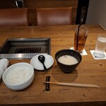 焼肉うしごろ - お絞り、お冷、黒烏龍茶、魚沼産コシヒカリご飯、濃厚コラーゲンのコムタンスープです。