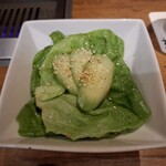 焼肉うしごろ - うしごろサラダです。塩味のゴマ油の濃厚な旨味が病み付きになるので、お新香代わりで魚沼産コシヒカリご飯のお供になります。