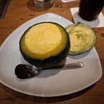 焼肉うしごろ - まるごとカボチャのアイスクリームの、蓋を開けた様子です。