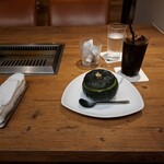 焼肉うしごろ - 蓋をしたまるごとカボチャのアイスクリーム、お絞り、アイスコーヒーです。まるごとカボチャのアイスクリームとアイスコーヒーは、会計と接客担当の女性スタッフが運んできてくれました。