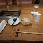 焼肉うしごろ - お絞り、お冷、お酢、冷麺です。