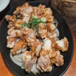 駅前小籠包 新火 - 鉄板油淋鶏（870円）