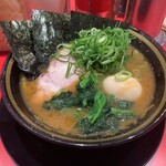 とらきち家 - ラーメン固め、味玉、九条ネギ