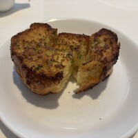 Gentillesse KOMACHI - ガーリックトースト。ガーリックトースト？と思いましたが、中までバターが染みてて美味しいです。