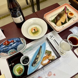 味匠（あじのたくみ）伝承1000年の料理 夏らしいカットの大皿にお造りを盛り込みました。 （鱧、中トロ