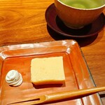 神楽坂 石かわ - 玉子餅 蕨粉
      黒トリュフ 生クリーム
      煎茶