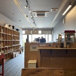 珈琲香房 はぜ屋 - テーブルから見る店内の様子