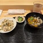 割烹 花穂 - 高菜と辛子明太子の混ぜご飯。とこずゆ