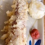 竹清 本店 - ちくわ天とたまご天のセット、トッピングの梅干し添え