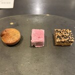 レストラン　ノリ　エ　ノジ - ローズマリーのマドレーヌ  カシスのマシュマロ 　ゴマのフロランタン