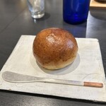 レストラン　ノリ　エ　ノジ - 青い卵と湘南小麦のパン パンにつけるのは、ひよこ豆のペーストとバター