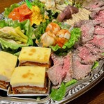 ル・ポティロン - ラザニア(左前)・ローストビーフ(右前)・野菜と海老のゼリーよせ(中央)