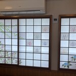 そば処みよし - 季節ごとに変わる障子紙。