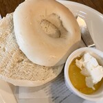 umie - プレーンベーグル　ママレードもクリームチーズ