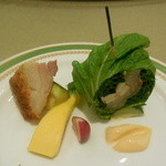 Kawasaki Nikkou Hoteru - スモークチキン 三浦野菜のピクルス添え
                        ・海老と白身魚の野菜ロール 豆板醤ソース
                        