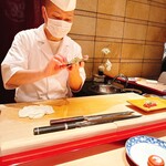 神戸・鮨かねさか - 巻いてすぐに手渡ししてくださいます