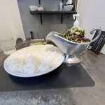 東京ボンベイ - ✅キーマカレー(鶏・野菜) ＲＥＤ大盛¥1.100！
      　※赤有り(辛さUP)
      　※ご飯、中盛り、大盛り無料
      　※ピクルス、アイスミニチャイ、チョコ付き
      　※キャッシュオンリー