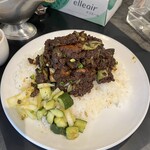 東京ボンベイ - ✅キーマカレー(鶏・野菜) ＲＥＤ大盛¥1.100！
      　※赤有り(辛さUP)
      　※ご飯、中盛り、大盛り無料
      　※ピクルス、アイスミニチャイ、チョコ付き
      　※キャッシュオンリー