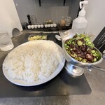 東京ボンベイ - ✅キーマカレー(鶏・野菜) ＲＥＤ大盛¥1.100！
      　※赤有り(辛さUP)
      　※ご飯、中盛り、大盛り無料
      　※ピクルス、アイスミニチャイ、チョコ付き
      　※キャッシュオンリー