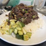 東京ボンベイ - ✅キーマカレー(鶏・野菜) ＲＥＤ大盛¥1.100！
      　※赤有り(辛さUP)
      　※ご飯、中盛り、大盛り無料
      　※ピクルス、アイスミニチャイ、チョコ付き
      　※キャッシュオンリー