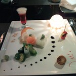 鈺善閣 - 前菜。右手前はエリンギ。その上がミニトマトにチーズ。とうがんをさやえんどうに見立てたもの、かぼちゃ、サーモン、山芋ソーメンなどなど。左下にわさびがついてきてソーメンを食べるとき使ったり。