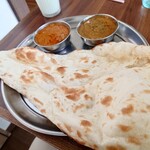 ロビンズインドキッチン - ダブルカレーセット(1,210円) マトンと、今日のカレー(チキンとほうれん草) プレーンラッシー(+110円)+パロッタ(385円)