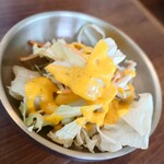 ロビンズインドキッチン - サラダのドレッシングは欧風のカレー風味笑