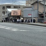江ちゃんラーメン - 食べ終えて買い物して12:30の並びは20人超え！