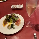 洋食&ワイン LUCE - ビーフシチューコースの前菜　スパークリングワイン