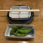 初恋屋 - 醤油皿が山葵とニンニク2種類使えるようになっている点が素晴らしい。