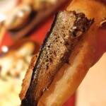 Caetla - スモークいわしのオイル漬けをバケットと共に♪
      いわしの旨味はしっかり保ちつつ塩味は抑えめ、オイルもクドくなくさっぱりしてバケットとよく合いました♪
      もう少しオリーブオイルが多くても良いくらいです♪