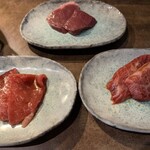 焼肉ハウス大将軍 - 左から上ロース、ハツ、上カルビ
