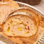 ピッツェリア ブラチェリア チェザリ - コースのパン（卵とベーコン入り））