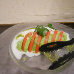 BAR & DINING Nao's - 冷やしトマトとアボカド（自家製オニオンドレッシングかけ）