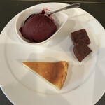 サンク・オ・ピエ - チーズケーキ、カシスのソルベ、オレンジ風味の生チョコ