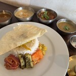 シャンディ ニヴァース カフェ - 3種のカレープレート（チキンカレー・エビとココナッツ・ベジタブルカレー、バスマティ米）